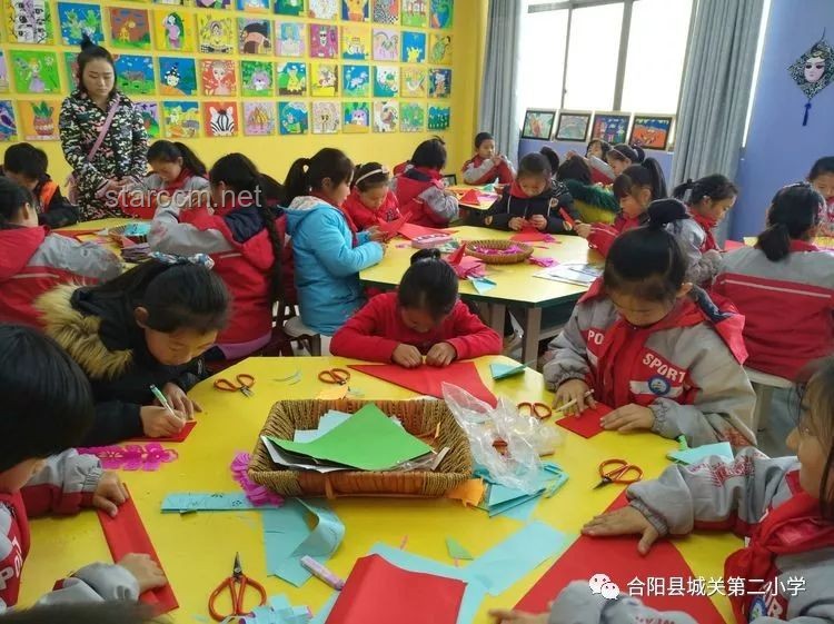 班里来了一位美术老师！：新旧教学模式下的艺术教育对比